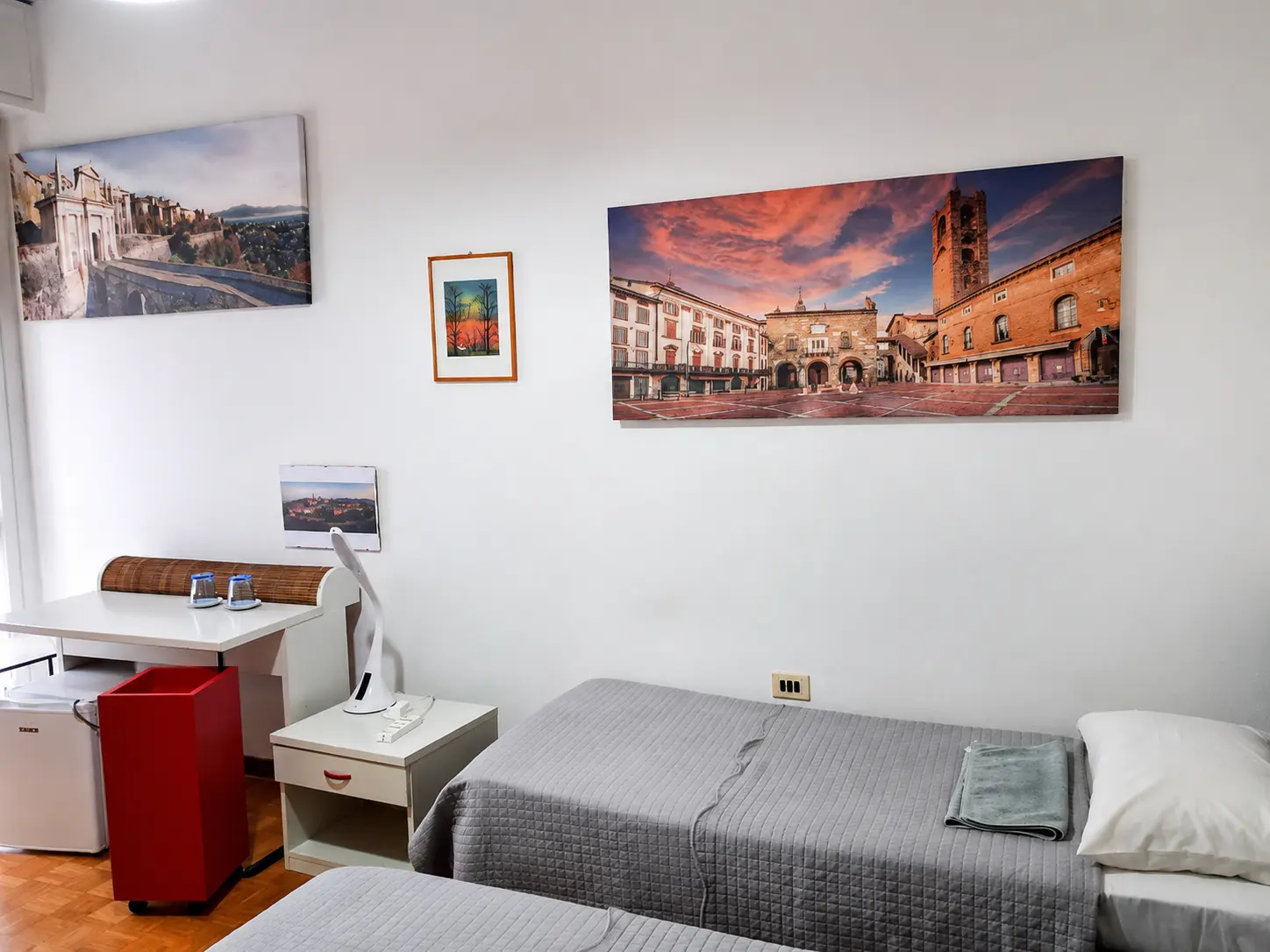 Esterno dell'edificio con parcheggio