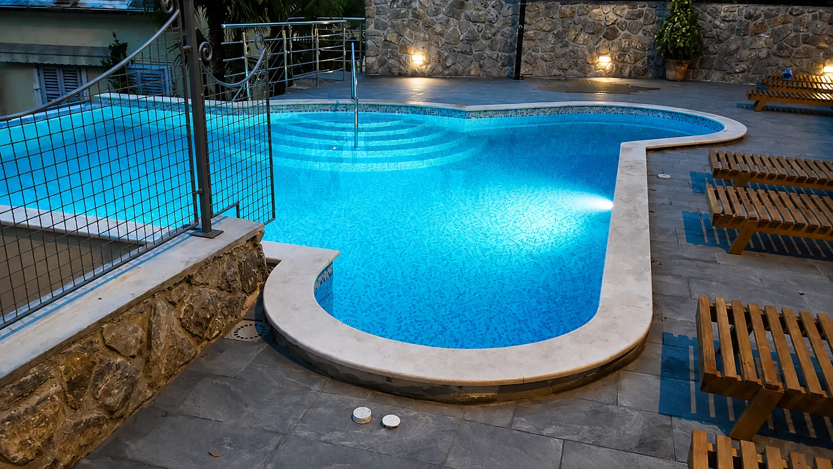 Pool bei Nacht
