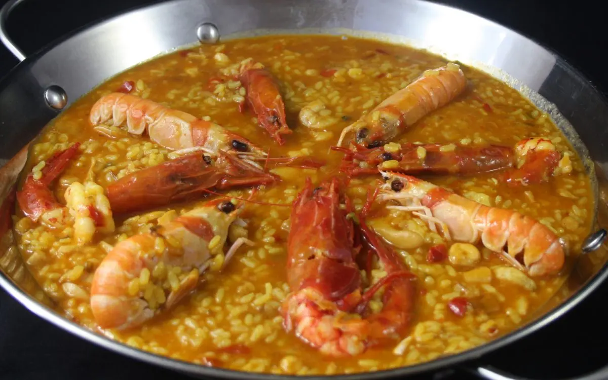 Paella marinera gaditana: la receta auténtica con mariscos de la Costa de la Luz